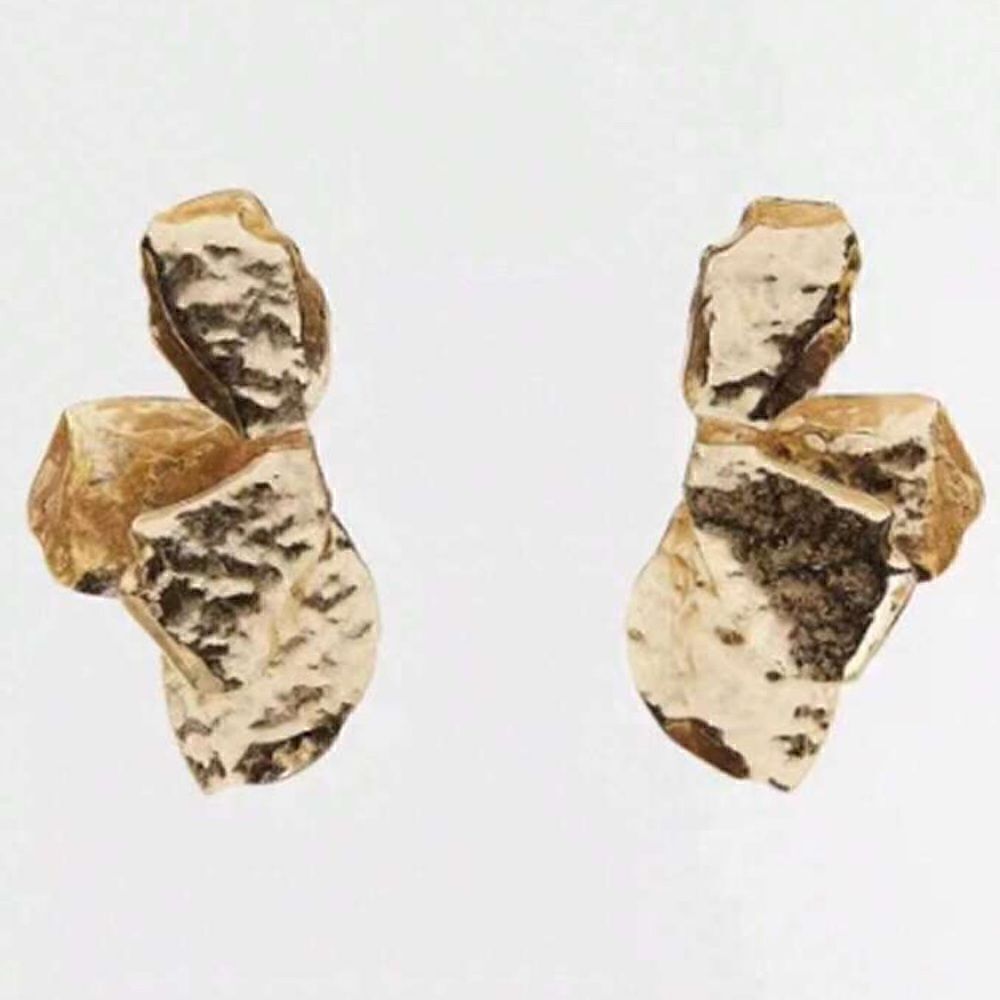 Gold hammered flower earrings M227